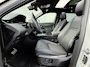 Land Rover Range Rover Evoque 1.5 P300e PHEV AWD R Dynamic / Origineel NL Auto / Dealer Onderhouden / Accu SoH 91,5 % / Elektrische trekhaak 1.600 kg / Leder / Panorama schuifdak / Navigatie / Apple Carplay Android / Stoelverwarming / Camera / 20" LM wielen & All Season banden /