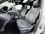 Land Rover Range Rover Evoque 1.5 P300e PHEV AWD R Dynamic / Origineel NL Auto / Dealer Onderhouden / Accu SoH 91,5 % / Elektrische trekhaak 1.600 kg / Leder / Panorama schuifdak / Navigatie / Apple Carplay Android / Stoelverwarming / Camera / 20" LM wielen & All Season banden /