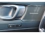 Volvo XC40 B4 Plus Dark - IntelliSafe Assist & Surround - Harman/Kardon audio - Parkeercamera achter - Verwarmde voorstoelen & stuur - Parkeersensoren voor & achter - Elektr. bedienb. voorstoelen met geheugen links - Draadloze tel. lader - Extra getint glas - Inklapbare trekhaak - 18' LMV