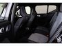 Volvo XC40 B4 Plus Dark - IntelliSafe Assist & Surround - Harman/Kardon audio - Parkeercamera achter - Verwarmde voorstoelen & stuur - Parkeersensoren voor & achter - Elektr. bedienb. voorstoelen met geheugen links - Draadloze tel. lader - Extra getint glas - Inklapbare trekhaak - 18' LMV