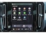 Volvo XC40 B4 Plus Dark - IntelliSafe Assist & Surround - Harman/Kardon audio - Parkeercamera achter - Verwarmde voorstoelen & stuur - Parkeersensoren voor & achter - Elektr. bedienb. voorstoelen met geheugen links - Draadloze tel. lader - Extra getint glas - Inklapbare trekhaak - 18' LMV