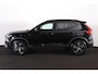 Volvo XC40 B4 Plus Dark - IntelliSafe Assist & Surround - Harman/Kardon audio - Parkeercamera achter - Verwarmde voorstoelen & stuur - Parkeersensoren voor & achter - Elektr. bedienb. voorstoelen met geheugen links - Draadloze tel. lader - Extra getint glas - Inklapbare trekhaak - 18' LMV