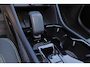 Volvo XC40 B4 Plus Dark - IntelliSafe Assist & Surround - Harman/Kardon audio - Parkeercamera achter - Verwarmde voorstoelen & stuur - Parkeersensoren voor & achter - Elektr. bedienb. voorstoelen met geheugen links - Draadloze tel. lader - Extra getint glas - Inklapbare trekhaak - 18' LMV