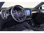 Volvo XC40 B4 Plus Dark - IntelliSafe Assist & Surround - Harman/Kardon audio - Parkeercamera achter - Verwarmde voorstoelen & stuur - Parkeersensoren voor & achter - Elektr. bedienb. voorstoelen met geheugen links - Draadloze tel. lader - Extra getint glas - Inklapbare trekhaak - 18' LMV