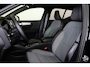 Volvo XC40 B4 Plus Dark - IntelliSafe Assist & Surround - Harman/Kardon audio - Parkeercamera achter - Verwarmde voorstoelen & stuur - Parkeersensoren voor & achter - Elektr. bedienb. voorstoelen met geheugen links - Draadloze tel. lader - Extra getint glas - Inklapbare trekhaak - 18' LMV