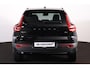 Volvo XC40 B4 Plus Dark - IntelliSafe Assist & Surround - Harman/Kardon audio - Parkeercamera achter - Verwarmde voorstoelen & stuur - Parkeersensoren voor & achter - Elektr. bedienb. voorstoelen met geheugen links - Draadloze tel. lader - Extra getint glas - Inklapbare trekhaak - 18' LMV
