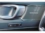 Volvo XC40 B4 Plus Dark - IntelliSafe Assist & Surround - Harman/Kardon audio - Parkeercamera achter - Verwarmde voorstoelen & stuur - Parkeersensoren voor & achter - Elektr. bedienb. voorstoelen met geheugen links - Draadloze tel. lader - Extra getint glas - Inklapbare trekhaak - 18' LMV