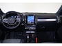 Volvo XC40 B4 Plus Dark - IntelliSafe Assist & Surround - Harman/Kardon audio - Parkeercamera achter - Verwarmde voorstoelen & stuur - Parkeersensoren voor & achter - Elektr. bedienb. voorstoelen met geheugen links - Draadloze tel. lader - Extra getint glas - Inklapbare trekhaak - 18' LMV