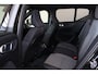 Volvo XC40 B4 Plus Dark - IntelliSafe Assist & Surround - Harman/Kardon audio - Parkeercamera achter - Verwarmde voorstoelen & stuur - Parkeersensoren voor & achter - Elektr. bedienb. voorstoelen met geheugen links - Draadloze tel. lader - Extra getint glas - Inklapbare trekhaak - 18' LMV