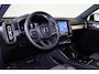 Volvo XC40 B4 Plus Dark - IntelliSafe Assist & Surround - Harman/Kardon audio - Parkeercamera achter - Verwarmde voorstoelen & stuur - Parkeersensoren voor & achter - Elektr. bedienb. voorstoelen met geheugen links - Draadloze tel. lader - Extra getint glas - Inklapbare trekhaak - 18' LMV