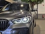 BMW X1 xDrive25e High Executive M-Sport | Panorama | 19" | HUD | Trekhaak | Camera | Stoelverwarming