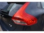 Volvo V40 Cross Country 1.5 T3 Dynamic Edition Volvo V40 Cross Country 1.5 T3 Edition | Prive Lease v.a. €630 per mnd | Keyless Entry | LED | Parkeersensoren | Stoel verwarming | High Performance audio |