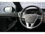 Volvo V40 Cross Country 1.5 T3 Dynamic Edition Volvo V40 Cross Country 1.5 T3 Edition | Prive Lease v.a. €630 per mnd | Keyless Entry | LED | Parkeersensoren | Stoel verwarming | High Performance audio |