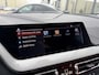 BMW 1-Serie 118i 136PK 'F1'EDITION : REDBULL-VOL LEER/LED/ APPCARPLAY/NAVI/P-CAM/CLIMA/STOEL-STUUR VERW./2XPDC/HIFI/NL AUTO/KM = NAP