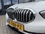 BMW 1-Serie 118i 136PK 'F1'EDITION : REDBULL-VOL LEER/LED/ APPCARPLAY/NAVI/P-CAM/CLIMA/STOEL-STUUR VERW./2XPDC/HIFI/NL AUTO/KM = NAP