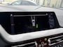BMW 1-Serie 118i 136PK 'F1'EDITION : REDBULL-VOL LEER/LED/ APPCARPLAY/NAVI/P-CAM/CLIMA/STOEL-STUUR VERW./2XPDC/HIFI/NL AUTO/KM = NAP