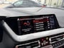 BMW 1-Serie 118i 136PK 'F1'EDITION : REDBULL-VOL LEER/LED/ APPCARPLAY/NAVI/P-CAM/CLIMA/STOEL-STUUR VERW./2XPDC/HIFI/NL AUTO/KM = NAP