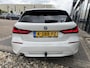BMW 1-Serie 118i 136PK 'F1'EDITION : REDBULL-VOL LEER/LED/ APPCARPLAY/NAVI/P-CAM/CLIMA/STOEL-STUUR VERW./2XPDC/HIFI/NL AUTO/KM = NAP