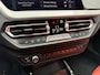 BMW 1-Serie 118i 136PK 'F1'EDITION : REDBULL-VOL LEER/LED/ APPCARPLAY/NAVI/P-CAM/CLIMA/STOEL-STUUR VERW./2XPDC/HIFI/NL AUTO/KM = NAP