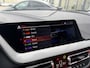 BMW 1-Serie 118i 136PK 'F1'EDITION : REDBULL-VOL LEER/LED/ APPCARPLAY/NAVI/P-CAM/CLIMA/STOEL-STUUR VERW./2XPDC/HIFI/NL AUTO/KM = NAP