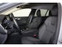 Volvo V60 T6 Recharge AWD Essential - IntelliSafe Assist - Parkeercamera achter - Verwarmde voorstoelen, stuur & achterbank - Parkeersensoren voor & achter - Extra getint glas - 18' LMV