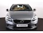 Volvo V40 Cross Country T3 Nordic+ Luxury - AUTOMAAT - Panoramadak - Parkeercamera achter - Verwarmde voorstoelen - Parkeersensoren achter - Elektr. bedienb. bestuurdersstoel met geheugen - Lederen bekleding - Navigatie - Volvo On Call - Cruise control - Standkachel - 17' LMV