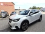 Peugeot 2008 1.2 Benzine 100 Pk. Allure * Navigatie * L.M. Velgen met Vierseizoenenbanden * Achteruitrij Camera * Vingerhoets; Vierde Generatie Eersteklas Service. Al meer dan 100 jaar een begrip in de Brabantse Kempen