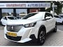 Peugeot 2008 1.2 Benzine 100 Pk. Allure * Navigatie * L.M. Velgen met Vierseizoenenbanden * Achteruitrij Camera * Vingerhoets; Vierde Generatie Eersteklas Service. Al meer dan 100 jaar een begrip in de Brabantse Kempen