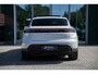 Porsche Macan 4 S 100 kWh | 449PK | IJsgrau Metallic | Luchtvering | Panoramadak | Sport Chrono Pakket | Trekhaak | Porsche Innodrive | Bose audio | Surround View | Matrix Led | 18 Voudige Sportstoelen | 21'' Lichtmetaal |