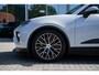 Porsche Macan 4 S 100 kWh | 449PK | IJsgrau Metallic | Luchtvering | Panoramadak | Sport Chrono Pakket | Trekhaak | Porsche Innodrive | Bose audio | Surround View | Matrix Led | 18 Voudige Sportstoelen | 21'' Lichtmetaal |