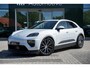 Porsche Macan 4 S 100 kWh | 449PK | IJsgrau Metallic | Luchtvering | Panoramadak | Sport Chrono Pakket | Trekhaak | Porsche Innodrive | Bose audio | Surround View | Matrix Led | 18 Voudige Sportstoelen | 21'' Lichtmetaal |