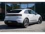 Porsche Macan 4 S 100 kWh | 449PK | IJsgrau Metallic | Luchtvering | Panoramadak | Sport Chrono Pakket | Trekhaak | Porsche Innodrive | Bose audio | Surround View | Matrix Led | 18 Voudige Sportstoelen | 21'' Lichtmetaal |