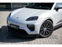 Porsche Macan 4 S 100 kWh | 449PK | IJsgrau Metallic | Luchtvering | Panoramadak | Sport Chrono Pakket | Trekhaak | Porsche Innodrive | Bose audio | Surround View | Matrix Led | 18 Voudige Sportstoelen | 21'' Lichtmetaal |