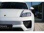 Porsche Macan 4 S 100 kWh | 449PK | IJsgrau Metallic | Luchtvering | Panoramadak | Sport Chrono Pakket | Trekhaak | Porsche Innodrive | Bose audio | Surround View | Matrix Led | 18 Voudige Sportstoelen | 21'' Lichtmetaal |
