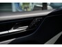 Porsche Macan 4 S 100 kWh | 449PK | IJsgrau Metallic | Luchtvering | Panoramadak | Sport Chrono Pakket | Trekhaak | Porsche Innodrive | Bose audio | Surround View | Matrix Led | 18 Voudige Sportstoelen | 21'' Lichtmetaal |