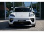 Porsche Macan 4 S 100 kWh | 449PK | IJsgrau Metallic | Luchtvering | Panoramadak | Sport Chrono Pakket | Trekhaak | Porsche Innodrive | Bose audio | Surround View | Matrix Led | 18 Voudige Sportstoelen | 21'' Lichtmetaal |