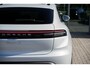 Porsche Macan 4 S 100 kWh | 449PK | IJsgrau Metallic | Luchtvering | Panoramadak | Sport Chrono Pakket | Trekhaak | Porsche Innodrive | Bose audio | Surround View | Matrix Led | 18 Voudige Sportstoelen | 21'' Lichtmetaal |