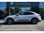 Porsche Macan 4 S 100 kWh | 449PK | IJsgrau Metallic | Luchtvering | Panoramadak | Sport Chrono Pakket | Trekhaak | Porsche Innodrive | Bose audio | Surround View | Matrix Led | 18 Voudige Sportstoelen | 21'' Lichtmetaal |