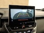 Toyota Corolla Cross 2.0 High Power Hybrid First Edition - CAMERA - LENDENSTEUN BESTUURDERSSTOEL - 18 INCH LICHT METALEN VELGEN - PANORAMADAK - 4 SEIZOENENBANDEN - PARKEERSENSOREN VOOR/ ACHTER - NAVIGATIE - CLIMATE CONTROL - VOORSTOELEN VERWARMD - STUUR VERWARMD - ELEKTRISCHE ACHTERKLEP