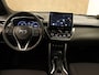 Toyota Corolla Cross 2.0 High Power Hybrid First Edition - CAMERA - LENDENSTEUN BESTUURDERSSTOEL - 18 INCH LICHT METALEN VELGEN - PANORAMADAK - 4 SEIZOENENBANDEN - PARKEERSENSOREN VOOR/ ACHTER - NAVIGATIE - CLIMATE CONTROL - VOORSTOELEN VERWARMD - STUUR VERWARMD - ELEKTRISCHE ACHTERKLEP