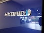 Toyota Corolla Cross 2.0 High Power Hybrid First Edition - CAMERA - LENDENSTEUN BESTUURDERSSTOEL - 18 INCH LICHT METALEN VELGEN - PANORAMADAK - 4 SEIZOENENBANDEN - PARKEERSENSOREN VOOR/ ACHTER - NAVIGATIE - CLIMATE CONTROL - VOORSTOELEN VERWARMD - STUUR VERWARMD - ELEKTRISCHE ACHTERKLEP