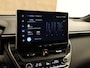 Toyota Corolla Cross 2.0 High Power Hybrid First Edition - CAMERA - LENDENSTEUN BESTUURDERSSTOEL - 18 INCH LICHT METALEN VELGEN - PANORAMADAK - 4 SEIZOENENBANDEN - PARKEERSENSOREN VOOR/ ACHTER - NAVIGATIE - CLIMATE CONTROL - VOORSTOELEN VERWARMD - STUUR VERWARMD - ELEKTRISCHE ACHTERKLEP