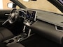 Toyota Corolla Cross 2.0 High Power Hybrid First Edition - CAMERA - LENDENSTEUN BESTUURDERSSTOEL - 18 INCH LICHT METALEN VELGEN - PANORAMADAK - 4 SEIZOENENBANDEN - PARKEERSENSOREN VOOR/ ACHTER - NAVIGATIE - CLIMATE CONTROL - VOORSTOELEN VERWARMD - STUUR VERWARMD - ELEKTRISCHE ACHTERKLEP