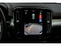 Volvo XC40 2.0 B4 Plus Dark | Trekhaak | Lichtmetalen Velgen 19 inch | All-Season banden | Harman Kardon Audio | Achteruitrijcamera | Parkeersensoren | Keyless Entry | Elektrische Achterklep | Elektrisch Verstelbare Voorstoelen | Stoelverwarming | Google Navigatie | Apple Carplay | Android Auto