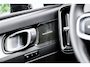 Volvo XC40 2.0 B4 Plus Dark | Trekhaak | Lichtmetalen Velgen 19 inch | All-Season banden | Harman Kardon Audio | Achteruitrijcamera | Parkeersensoren | Keyless Entry | Elektrische Achterklep | Elektrisch Verstelbare Voorstoelen | Stoelverwarming | Google Navigatie | Apple Carplay | Android Auto