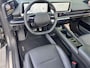 Hyundai Ioniq 6 Lounge 77.4 kWh / Dealer onderhouden / Fabrieksgarantie tot 05-2030 / Accu SoH 100% / Leder / Digitale buitenspiegels / Schuifdak / HUD / Elektrische stoelen & klep / Camera 360° / Stoelventilatie / Stuur-, stoel- & achterbankverwarming / 20" LM wielen & All Season Banden /