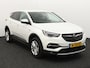 Opel Grandland X 1.2 Turbo Business Elegance Apple Carplay/Android Auto, Cruise control, Parkeersensor voor/achter, Rijstrooksensor, dodehoekdetectie Een stijlvolle en comfortabele SUV die luxe en ruimte uitstekend combineert. Het moderne design geeft de auto een elegante uitstraling, met een ruim interieur.