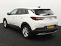 Opel Grandland X 1.2 Turbo Business Elegance Apple Carplay/Android Auto, Cruise control, Parkeersensor voor/achter, Rijstrooksensor, dodehoekdetectie Een stijlvolle en comfortabele SUV die luxe en ruimte uitstekend combineert. Het moderne design geeft de auto een elegante uitstraling, met een ruim interieur.