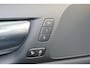 Volvo V60 T6 Recharge AWD Ultimate Dark - IntelliSafe Assist & Surround - 360º Camera - Adaptieve LED koplampen - Verwarmde voorstoelen, stuur & achterbank - Parkeersensoren voor & achter - Elektr. bedienb. voorstoelen met geheugen - Inklapbare trekhaak - 19' LMV