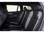 Volvo V60 T6 Recharge AWD Ultimate Dark - IntelliSafe Assist & Surround - 360º Camera - Adaptieve LED koplampen - Verwarmde voorstoelen, stuur & achterbank - Parkeersensoren voor & achter - Elektr. bedienb. voorstoelen met geheugen - Inklapbare trekhaak - 19' LMV